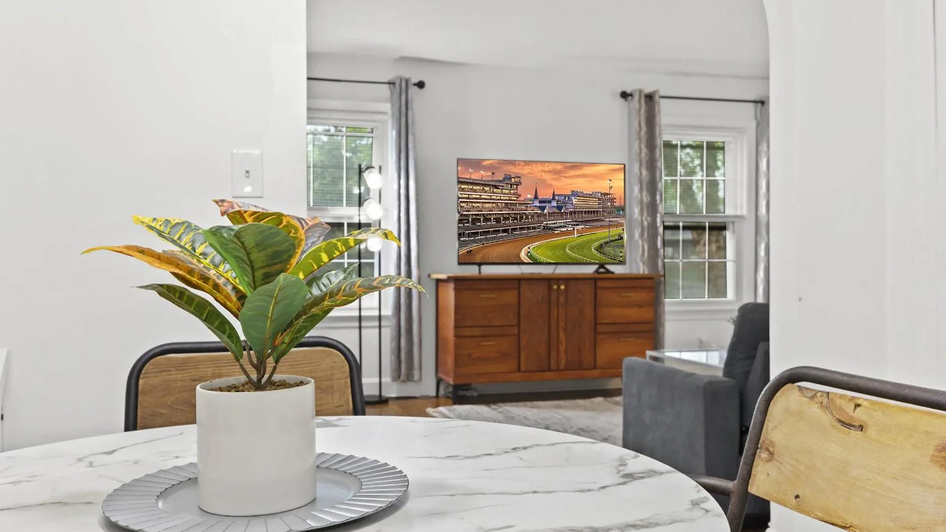 Stylish Louisville Apt Near Downtown & Parking 0*,  ABD